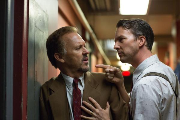 Bild 1 von 15: Seine ehemalige Rolle als Birdman verfolgt den Schauspieler Riggan Thomson (Michael Keaton, l.). Als er versucht, sein Leben wieder in den Griff zu bekommen, trifft er auf den erfolgreichen Broadway-Schauspieler Mike Shiner (Edward Norton, r.) und findet sich plötzlich in einem Kampf um Ruhm und Ansehen wieder ...