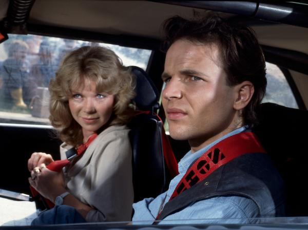 Bild 1 von 1: Chris (Mick Werup, r.) lernt bei einer Ralley Tina (Marion Kracht, l.) kennen, die als Beifahrerin eingesprungen ist.