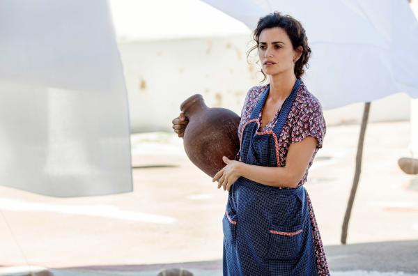 Bild 1 von 7: Salvadors Mutter Jacinta (Penélope Cruz) wollte immer nur, dass es ihrem Sohn gut geht. Leider hatten sie dafür nicht die besten Voraussetzungen, denn aus Geldnot musste die Familie in einer Art Höhlenwohnung leben.