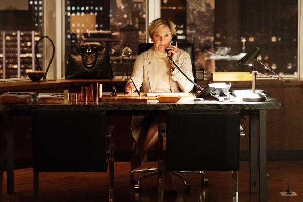 Bild 1 von 2: Faye (Denise Crosby) wird als Special Master von der Anwaltskammer eingesetzt, um die Kanzlei zu beaufsichtigen. Sie setzt strenge Regeln durch und greift auch in persönliche und berufliche Beziehungen ein, was zu Spannungen führt.