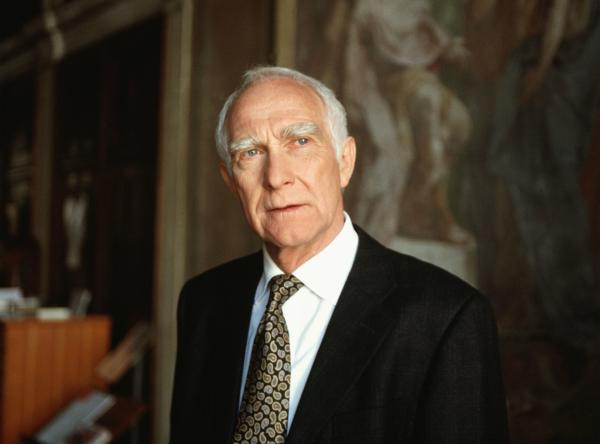 Bild 1 von 15: Museumsdirektor Semenzato (Edgar M. Böhlke) handelt nebenbei mit Antiquitäten.