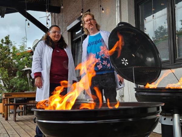 Bild 1 von 13: Uke Bosse und Materialexpertin Irina Mazilu-Eyaz testen die Anzünddauer und Temperaturverteilung des Weber-, Taino- und LIDL-Grills beim \