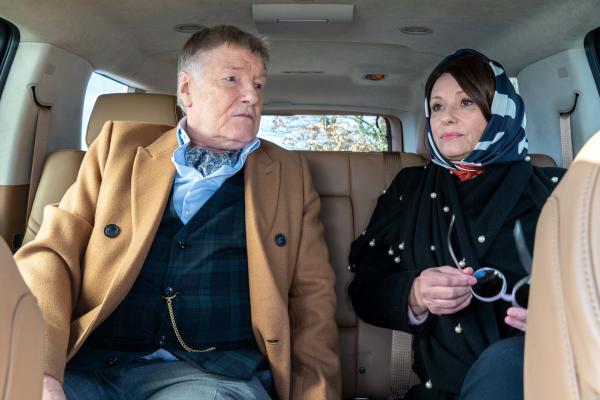 Bild 1 von 11: Gernot Braach (Manfred Zapatka) spricht mit Sophia von Stern (Tamara Rohloff).