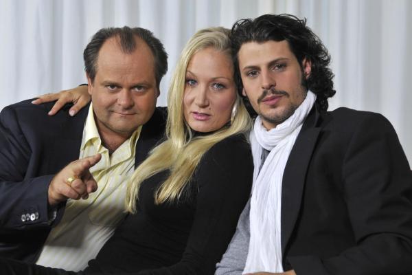 Bild 1 von 4: Markus Majowski (l.) und Janine Kunze (M.) bekommen mit Manuel Cortez (r.) einen neuen Mitbewohner in Deutschlands beliebtester Comedy-WG ...