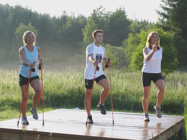 Bild 1 von 3: Überall auf Straßen, Wiesen und Feldern sieht man sie im schnellen Schritt: die Nordic Walker. Peter Schlickenrieder zeigt, wie man diese Sportart abwechslungsreich gestalten und sich damit optimal auf den Wintersport vorbereiten kann.