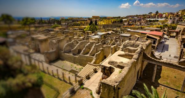 Bild 1 von 7: Heute ist die Grabungsstätte von Herculaneum ein Fenster in die Vergangenheit.