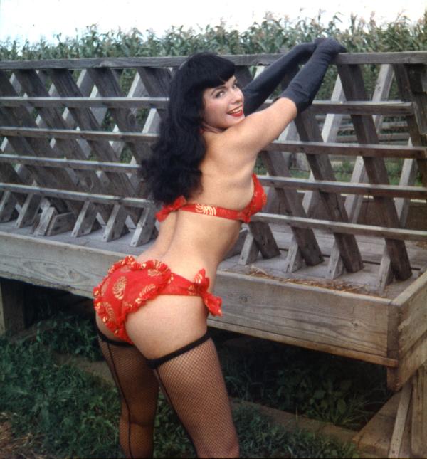 Bild 1 von 5: Bettie Page war die Pin-up-Göttin der 50er Jahre und ist auch heute noch eine wichtige Referenz für Striptease- und New-Burlesque-Performerinnen.