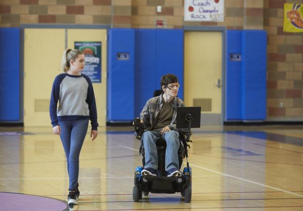 Bild 1 von 6: Dylan DiMeo (Kyla Kenedy, l.); JJ DiMeo (Micah Fowler, r.)