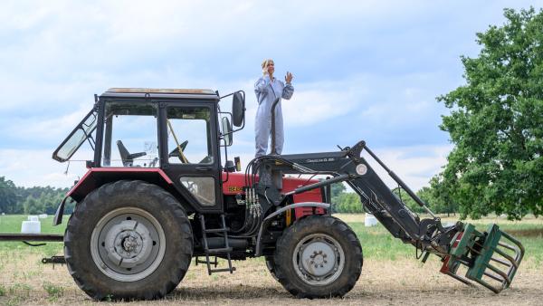 Bild 1 von 5: Wie Stefanie Horn (Nicole Ernst) feststellen kann, funktioniert der Traktor einwandfrei. Ein Selbstverschulden ist ausgeschlossen, jemand muss den Bauern getötet haben. Allerdings hat die Tatperson keine Spuren hinterlassen. Die SOKO Wismar wird ihr ganzes kriminalistisches Feingefühl aufbringen müssen, um die Tat aufzuklären.