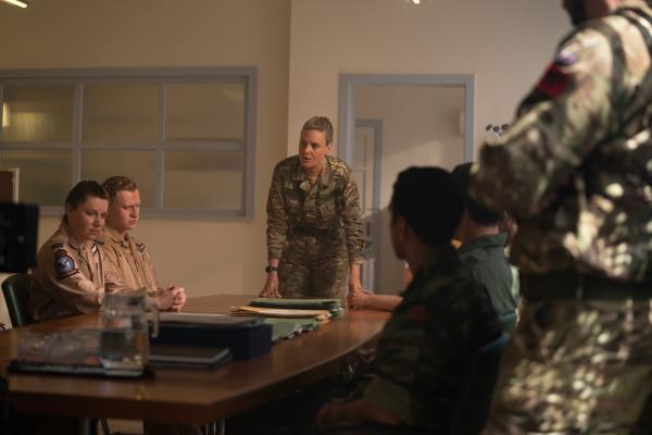 Bild 1 von 8: Auf der Basis in Wudyan, die ebenfalls in die Drohnenschau involviert war, befragt Squadron Leader Eliza Russell (Romola Garai, M.) ihr Personal. (Komparsen im Bild)