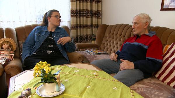 Bild 1 von 3: Die 42-jährige Sabrina ist erneut zu Besuch bei ihrem Freund Wilfried (85) in Bremerhaven. Sie befindet sich mitten in der Wohnungssuche, da sie so schnell wie möglich bei ihrem Exfreund ausziehen möchte. Ihre Schulden machen das Vorhaben nicht einfacher.