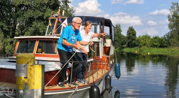 Bild 1 von 3: Werner Svejda und Birgit Krause-Schmidt machen die Leinen los. Mit ihrem Boot wollen sie den Nordosten Deutschlands vom Wasser aus erkunden.