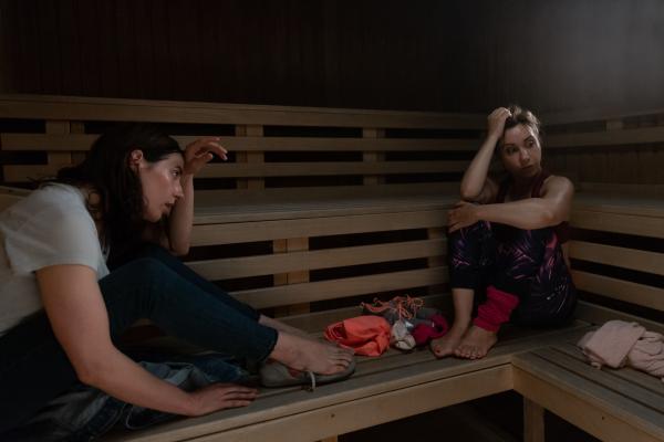Bild 1 von 7: In der Sauna erfährt Emma (Antje Traue, l.) mehr über Verena Thalbachs (Kathrin Angerer, r.) Beziehung zu deren Freund.