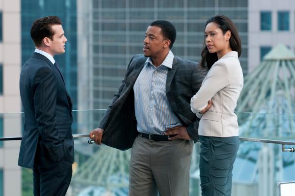 Bild 1 von 2: Ein Auftrag mit persönlicher Brisanz: Jessica (Gina Torres, r.) beauftragt Harvey (Gabriel Macht, l.), ihren Ex-Mann Quentin Sainz (Russell Hornsby, M.) in einem hochsensiblen Pharmafall zu vertreten - gegen seinen Willen. Doch Harvey bleibt nichts anderes übrig, als sich auf das riskante Mandat einzulassen.
