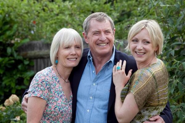 Bild 1 von 8: Joyce Barnaby (Jane Wymark, l.), DCI Tom Barnaby (John Nettles, M.) und Cully Barnaby (Laura Howard, r.).