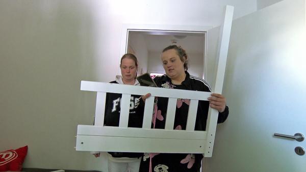 Bild 1 von 3: Malena (re.) und Schwester Laura bauen das neue Kinderbett auf