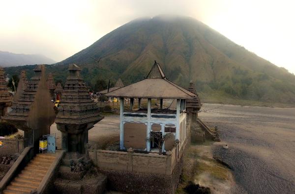 Bild 1 von 4: Ein Tempel am Fuße des Vulkans Bromo in Indonesien: Die Menschen hier beten darum, dass der Berg ihnen Leben schenkt, anstatt es zu nehmen.