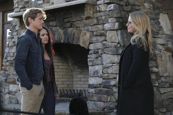 Bild 1 von 12: (v.l.n.r.) Angus MacGyver (Lucas Till); Riley Davis (Tristin Mays); Gwendolyn Hayes (Jeri Ryan)