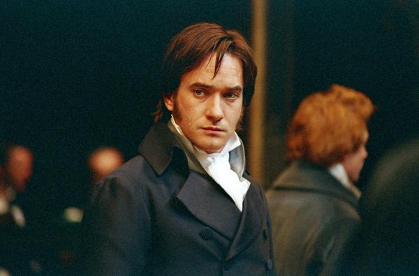 Bild 1 von 6: Bei dem Ball in der Meryton Town Hall wirft Mr. Darcy (Matthew Macfadyen) zum ersten Mal ein Auge auf die junge Elizabeth.