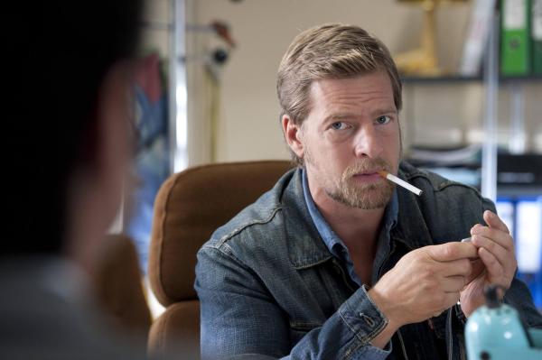 Bild 1 von 35: (3. Staffel) - Bekommt im neuen Büro Rauchverbot, an das er sich natürlich nicht hält: Mick Brisgau (Henning Baum) ...