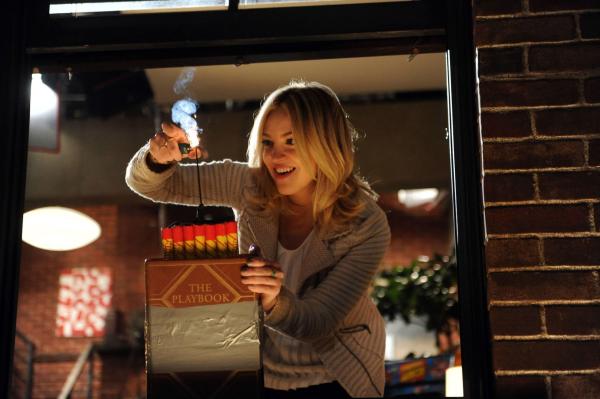 Bild 1 von 22: Als sie das Playbook findet, dreht sie total durch und jagt es mit Feuerwerkskörpern in die Luft: Jeanette (Abby Elliott) ...