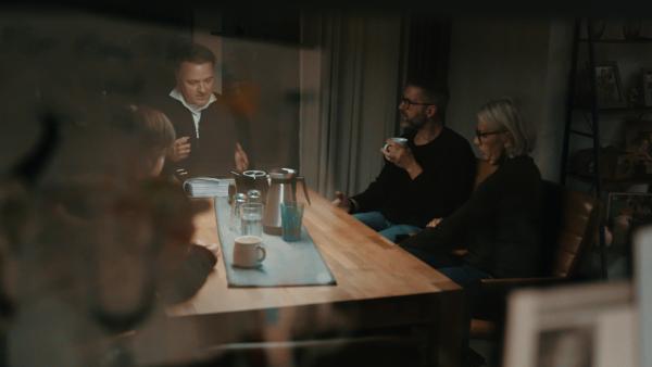 Bild 1 von 4: Burkhard Benecken im Gespräch mit Familie Schickramm. Er wird sie als Anwalt der Nebenklage im Revisionsprozess vertreten. Es geht um die Tötung ihrer Tochter Hannah.