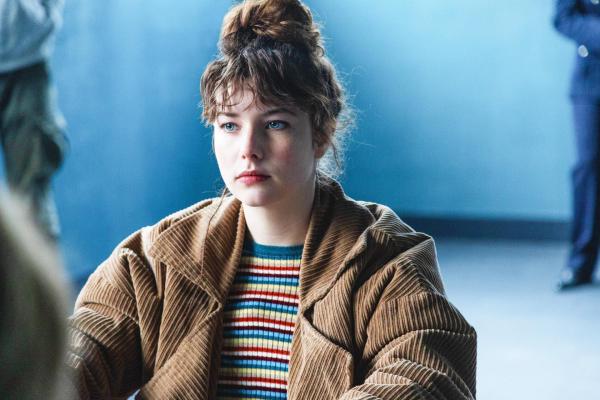 Bild 1 von 19: Im Bild: Die Malerin Mathilde (Sinead Thronhill) steht im Verdacht, ein Gemälde gefälscht zu haben.