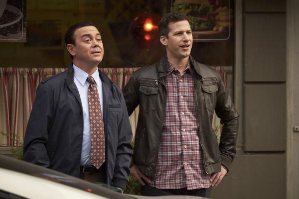 Bild 1 von 12: Charles Boyle (Joe Lo Truglio, l.); Jake Peralta (Andy Samberg, r.)