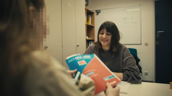 Bild 1 von 9: Diese Inhaftierte ist noch schulpflichtig. 15 Stunden in der Woche hat sie Unterricht. Die Lehrkräfte kommen von Schulen außerhalb der JVA.