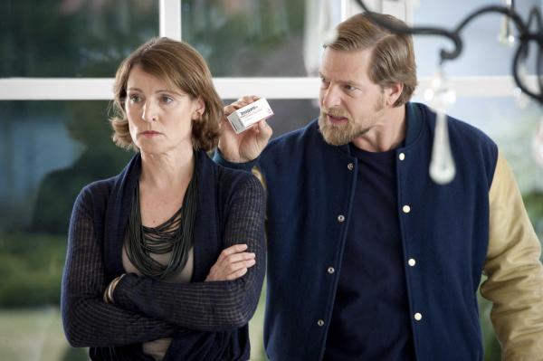 Bild 1 von 27: Was hat Frau Prof. Dr. Mittenzwey (Kirsten Block, l.) mit dem ermordeten Kindergärtner zu tun?: Mick (Henning Baum, r.) und Andreas stehen vor einem Rätsel ?