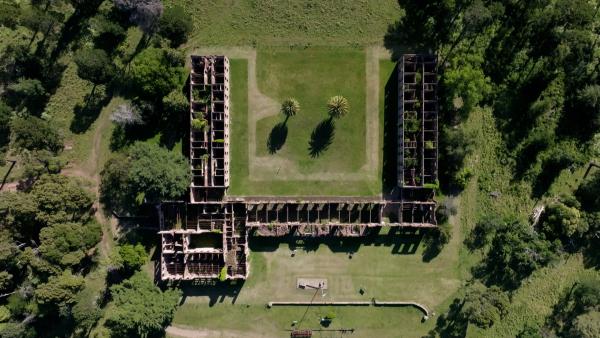 Bild 1 von 2: Die Ruinen eines Luxus-Resort in Argentinien- Unterkunft von deutschen Kriegsgefangenen im Zweiten Weltkrieg.