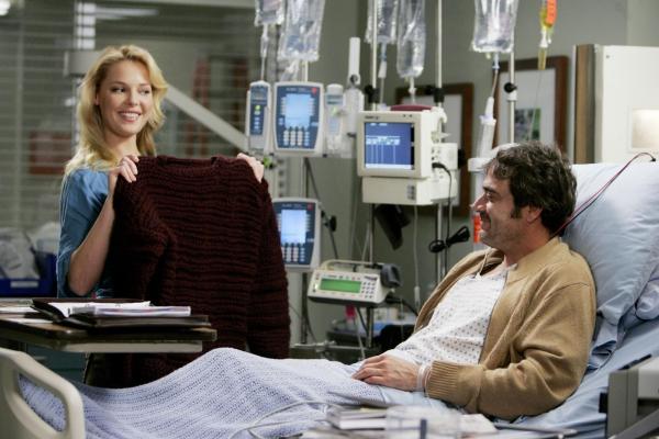Bild 1 von 48: Voller Stolz präsentiert Izzie (Katherine Heigl, l.) Denny (Jeffrey Dean Morgan, r.) ihren selbstgestrickten Pullover ...