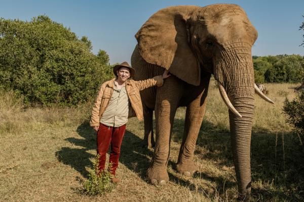 Bild 1 von 5: Fritz Fuchs (Guido Hammesfahr) nimmt an einer Wildtierzählung in der Savanne teil. Er hat seinen ersten Elefanten entdeckt. Jemand ruft anonym bei der Polizei an und behauptet, Fritz sei ein gesuchter Wilderer.