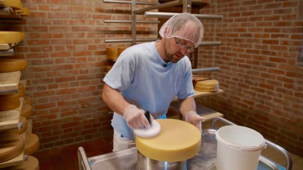 Bild 1 von 10: Markus Berl ist berühmt für seine Käsespezialitäten aus eigener Molkerei.