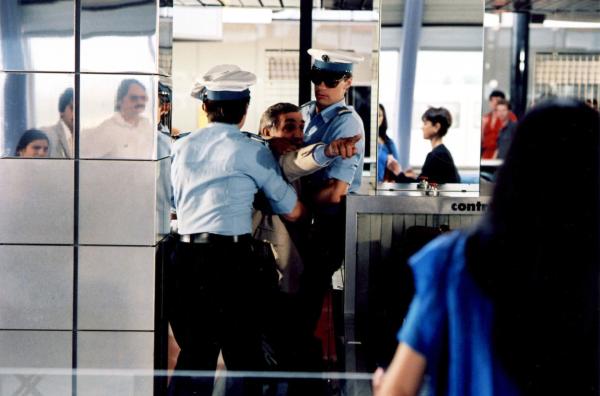 Bild 1 von 6: Am Roissy-Flughafen erkennt Bastien (Lino Ventura) einen Angestellten als Teilnehmer der Verschwörung gegen ihn und zeigt auf ihn.