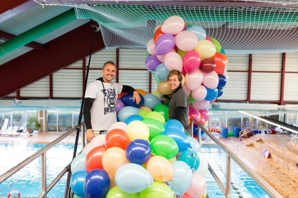 Bild 1 von 4: Checker Tobi (re.) mit Herausforderer und Stuntman Matthias Schendel (li.) auf dem Fünfmeterturm.