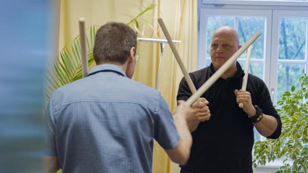 Bild 1 von 16: Soziologe Helge Rettich (l.) von der Männerberatung Man-O-Mann mit Michael Becker (r.) während einer Aggressionsübung.