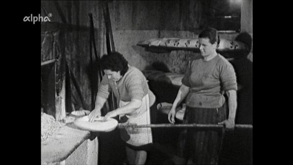 Bild 1 von 4: 1966 - Die Familien der italienischen Gastarbeiter in Deutschland müssen sich ohne Vater behelfen: zwei Frauen beim Brotbacken in ihrem Dorf in Italien.