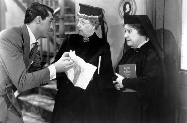 Bild 1 von 4: Mortimers (Cary Grant, li.) Tanten Martha (Jean Adair, Mi.) und Abby (Josephine Hull, re.) bereiten sich auf die im Keller stattfindende Trauerzeremonie ihres Opfers vor.