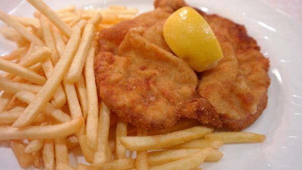 Bild 1 von 1: Ob als knuspriger Braten oder als Schnitzel - das Schwein ist der Deutschen liebstes Fleisch.