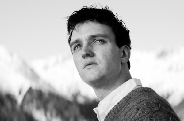 Bild 1 von 5: Johannes Leinert (Jan Bülow) auf der Terrasse des Hotel Esplanade. 1962 reist er mit seinem Doktorvater Dr. Strathen zu einem Quantenphysik-Kongress in die Schweizer Alpen, doch der Redner, von dem eine Theorie von Allem erwartet wird, verspätet sich.