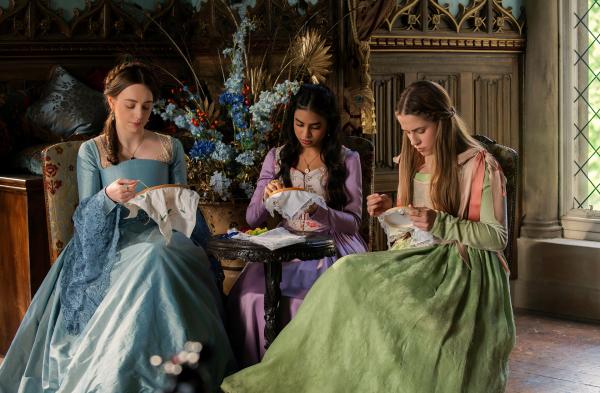 Bild 1 von 3: Eigentlich sollte Lady Grace (Evie Coles, r.) gemeinsam mit den anderen Ladies, Sarah (Twinkle Jaiswal, M.) und Jane (Georgia Farrow, l.) sticken. Doch ihre Missionen für die Königin, wie die Suche nach dem königlichen Falken, sind ihr wichtiger.
