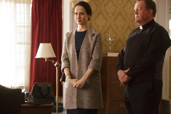 Bild 1 von 13: Mrs. Wilkes (Anna Galvin, l.); Pater Michael (Eric Keenleyside, r.)