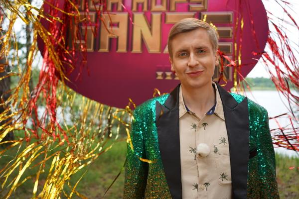 Bild 1 von 2: Till Reiners vermittelt Klima-Fakten im Rahmen einer Retro-Gameshow.