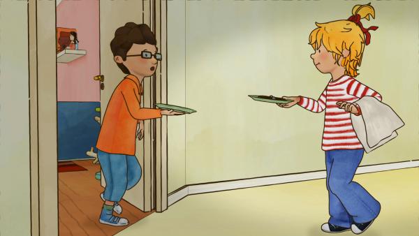 Bild 1 von 7: Conni und Simon servieren ihren Gästen Pizza.