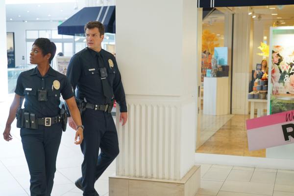 Bild 1 von 3: Talia Bishop (Afton Williamson) und John Nolan (Nathan Fillion) suchen den flüchtigen Hawke.