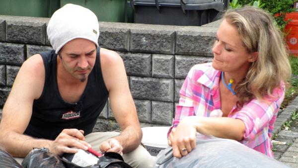 Bild 1 von 2: Expertin Eva Brenner im Gespräch mit Teammitglied Ingo