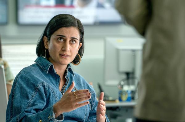 Bild 1 von 3: Narciza (Özlem Saglanmak, li.) möchte als Moderatorin bei TV1 eine private Agenda in Sachen Menschenrechte durchsetzen. Bei Katrine (Birgitte Hjort Sørensen, re.) stößt ihr Vorhaben auf erheblichen Widerstand.