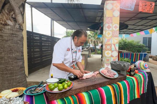 Bild 1 von 2: Chefkoch Johnny Hernandez ist ein Verfechter der authentischen Küche und hält nichts von industriell hergestellten Tex-Mex-Gerichten.
