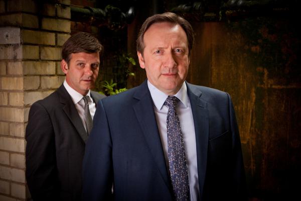 Bild 1 von 6: DCI John Barnaby (Neil Dudgeon, r.) und DS Ben Jones (Jason Hughes, l.) ermitteln diesmal im Milieu der Schachamateure.
